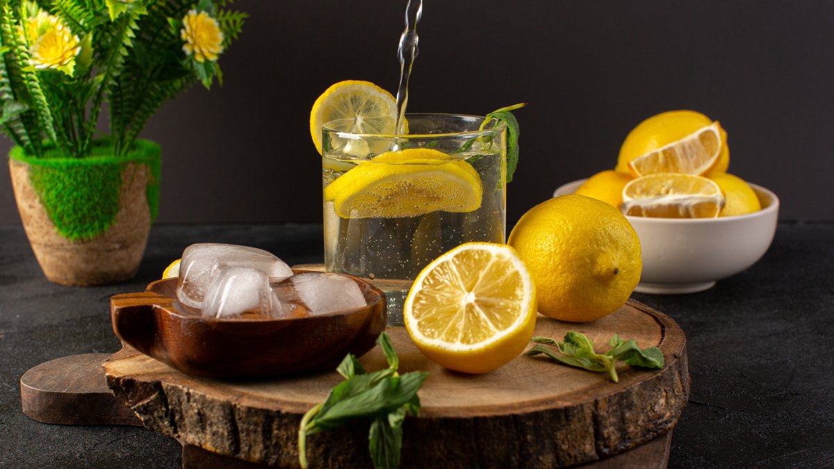 El agua con limón tiene múltiples beneficios