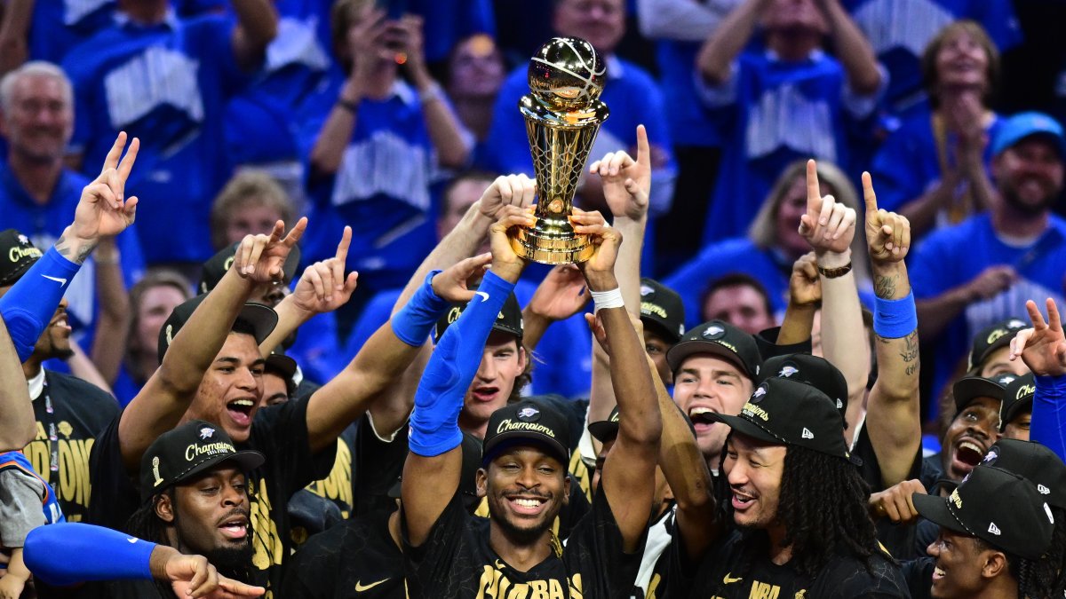 Shai Gilgeous-Alexander (C), estrella de los Oklahoma City Thunder sostiene el trofeo de campeón tras vencer a Pacers.