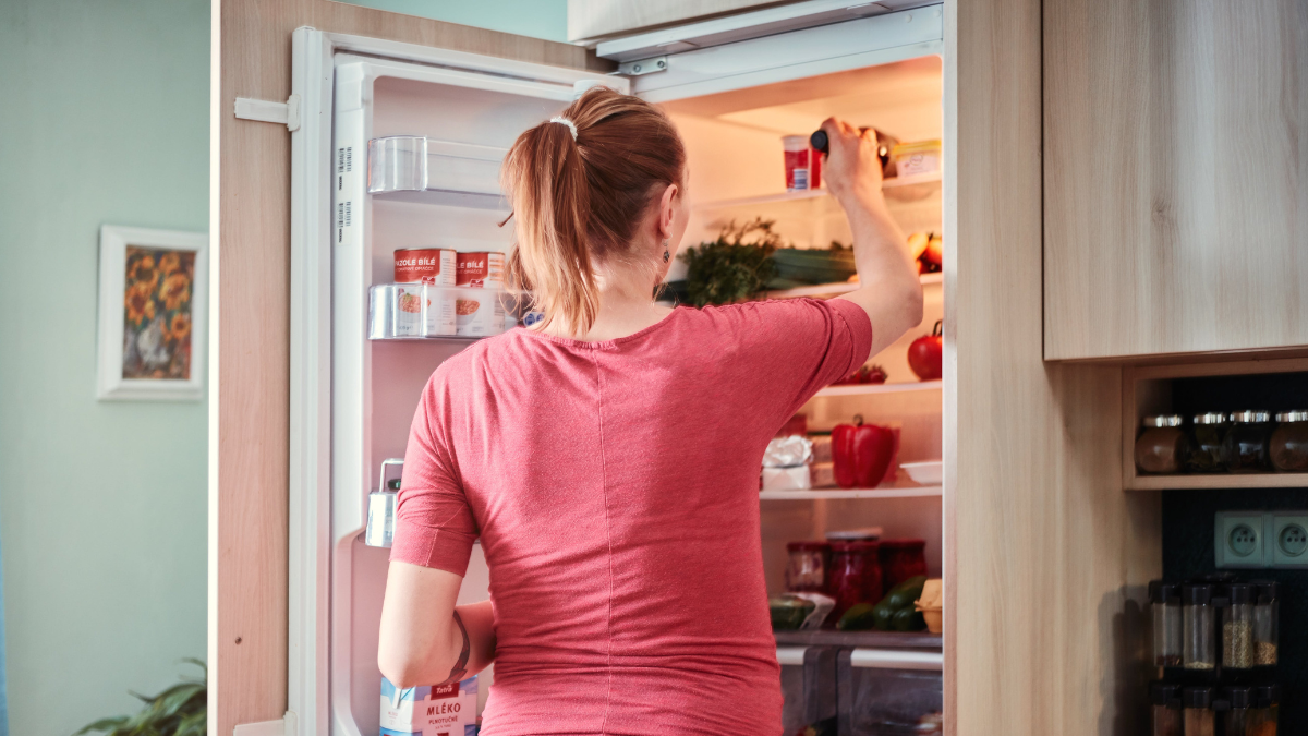Una limpieza con vinagre y el uso de bicarbonato o limón con clavo ayudan a mantener la nevera libre de malos olores