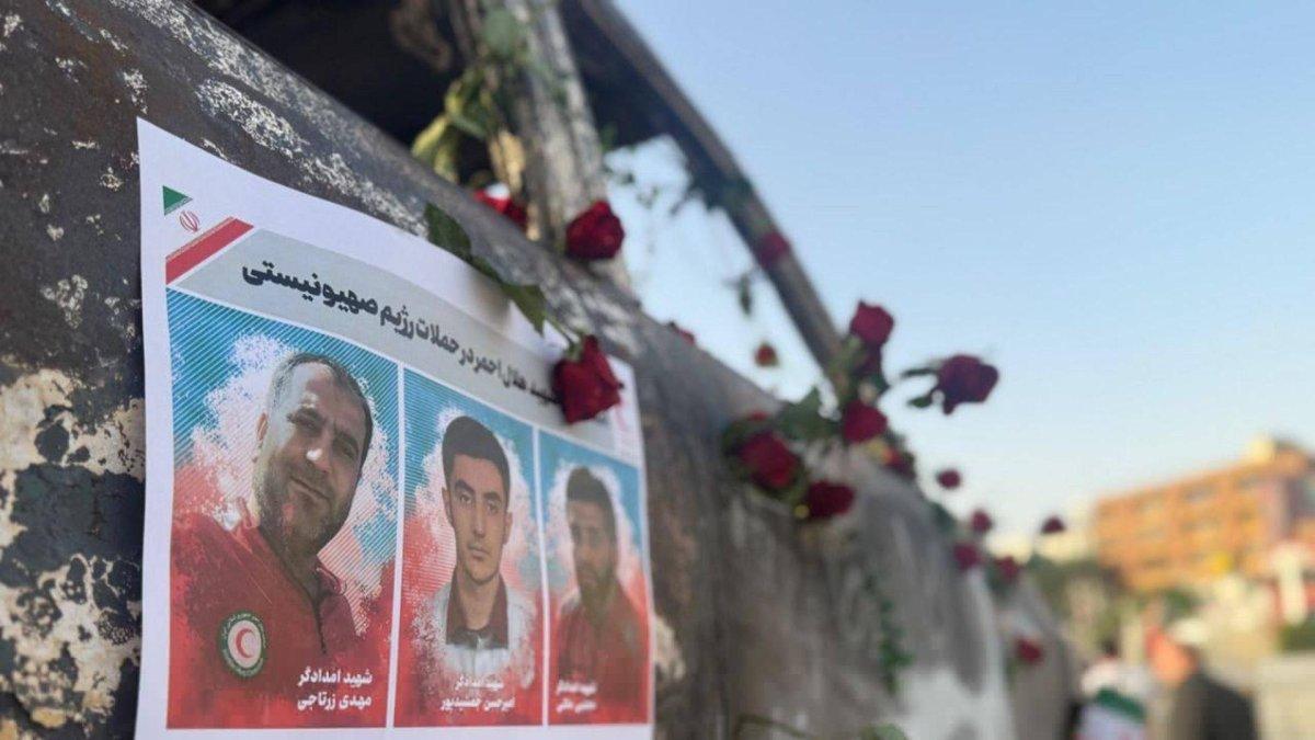 Flores colocadas por la Sociedad de la Media Luna Roja Iraní (IRSC) en el vehículo que fue atacado durante el ataque aéreo israelí, en Teherán.