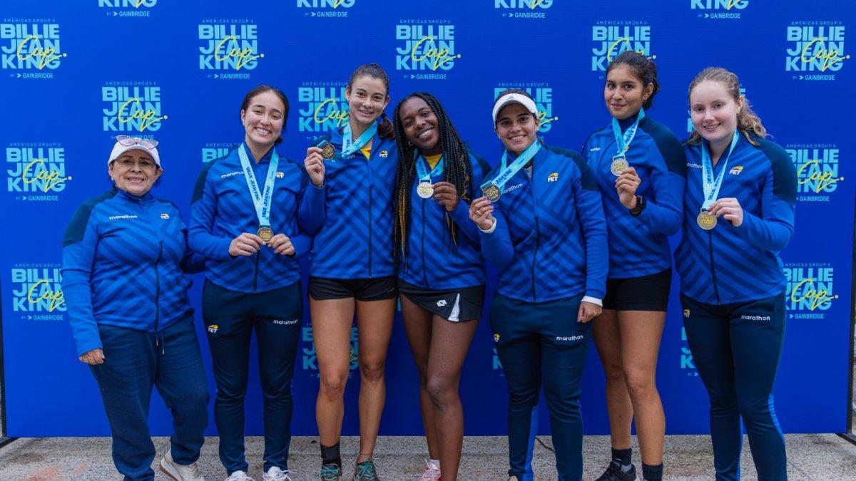 La delegación nacional que resultó ganadora en Perú con sus respectivas medallas de la Billie Jean King Cup.
