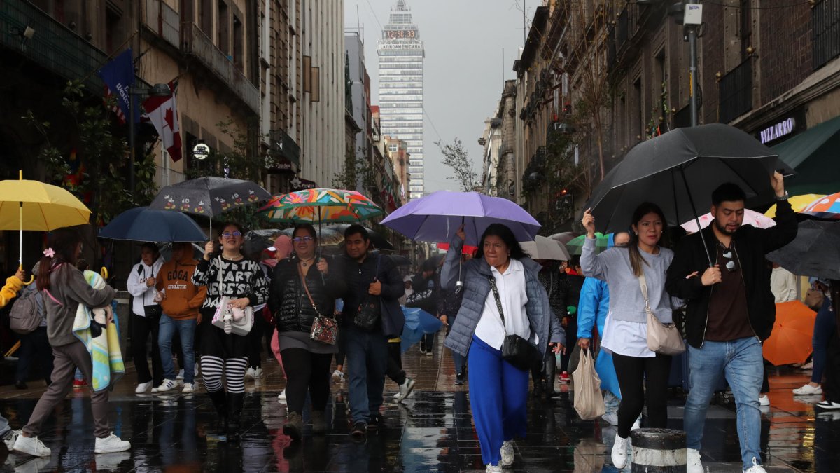 Personas se protegen de la lluvia con sombrillas el domingo 22 de junio de 2025, en Ciudad en México (México).