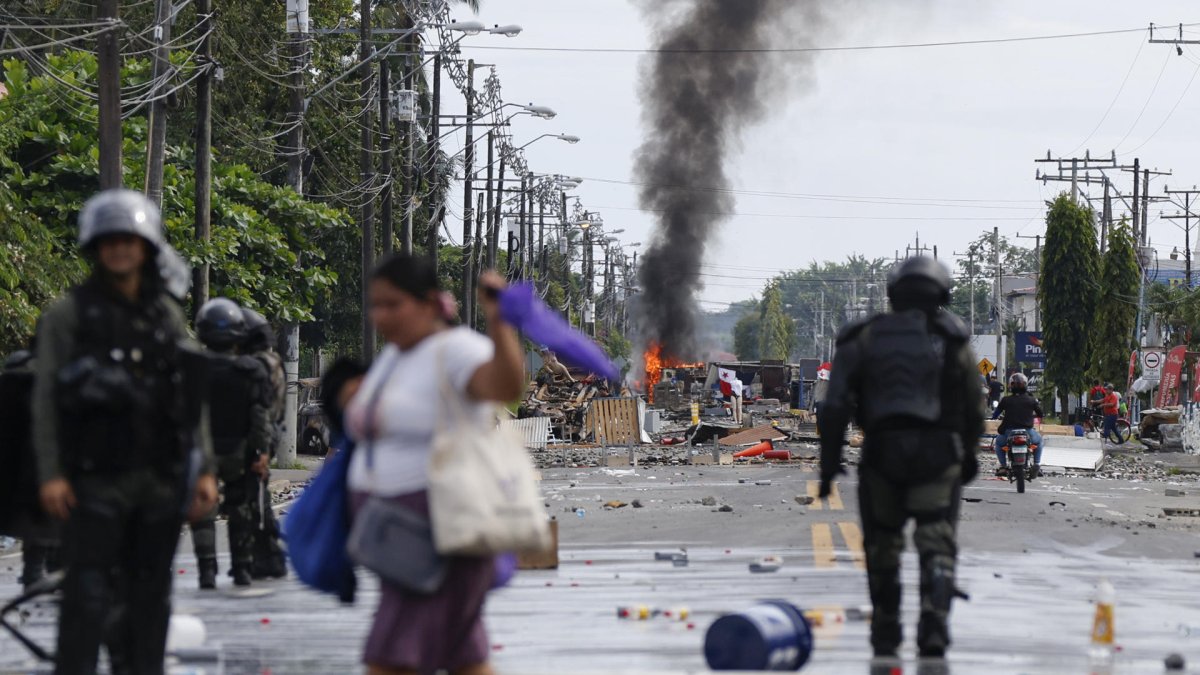 Civiles y policías captados el 22 de junio de 2025, en una calle bloqueada en Changuinola (Bocas del Toro, Panamá).