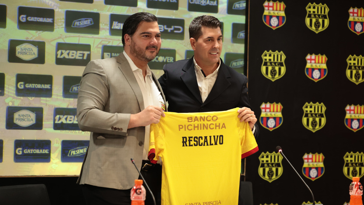 Antonio Álvarez, le entrega la camiseta de Barcelona SC al nuevo DT, Ismael Rescalvo.