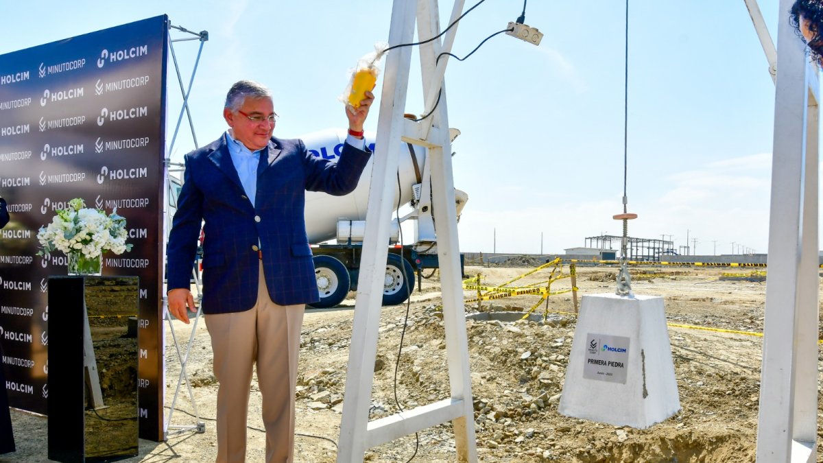 Puesta de la primera piedra para la planta de producción de hormigón en Samborondón.