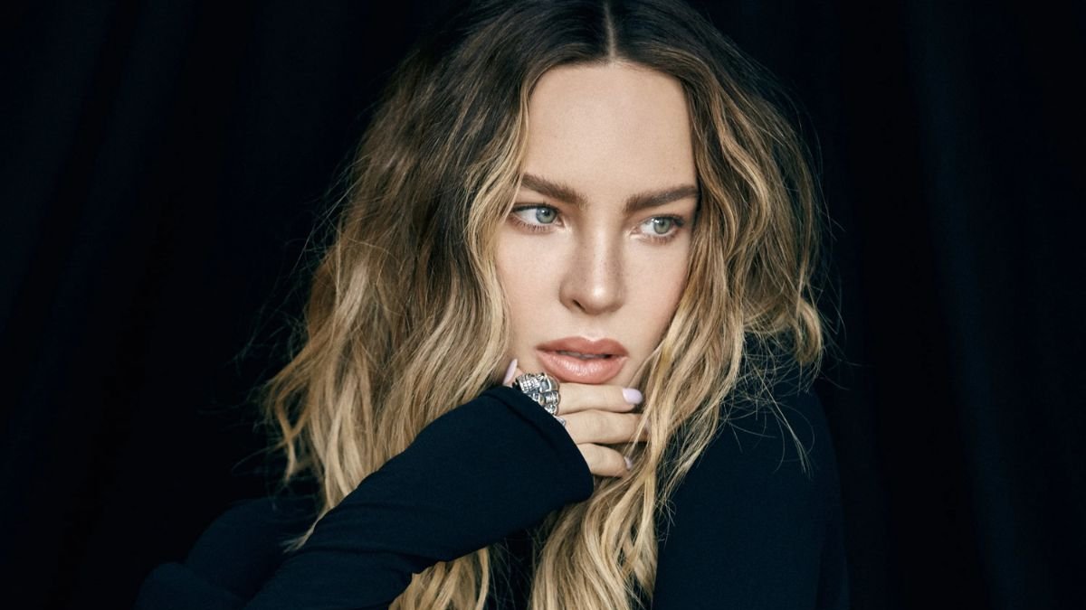 Belinda tiene 35 años.