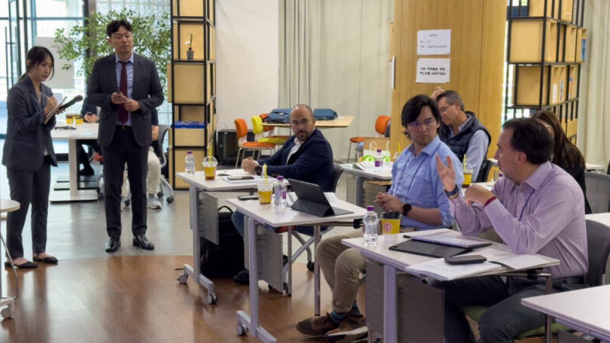 Pabel Muñoz recorrió las instalaciones de la Universidad de Soongsil, en Corea del Sur.