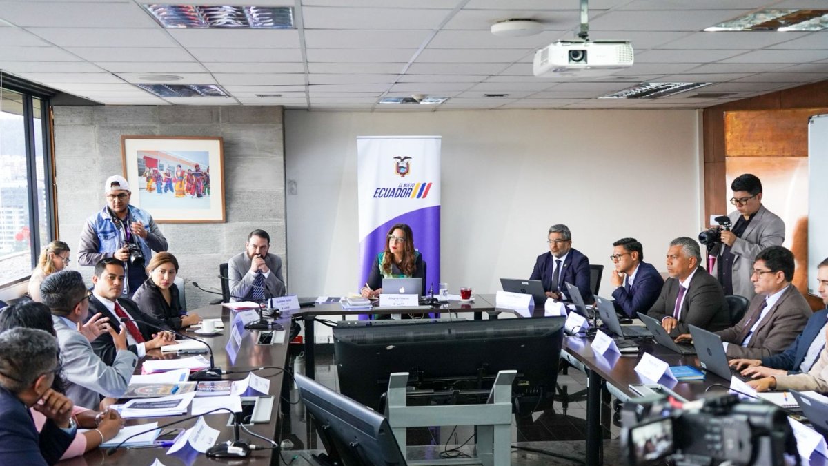 El encuentro de la ministra de Educación, Alegría Crespo, con directivos de la Unión Nacional de Educadores (UNE) se realizó en Quito.