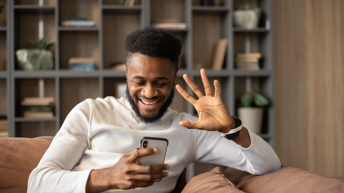 A través de una aplicación, TouchPeace ofrece apoyo emocional gratuito, inmediato y multilingüe a personas en crisis o en búsqueda de bienestar.