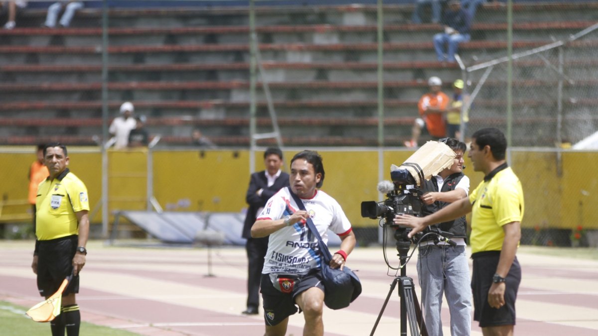 Leandro Simbaña es conocido por su velocidad para llegar a atender a los jugadores.