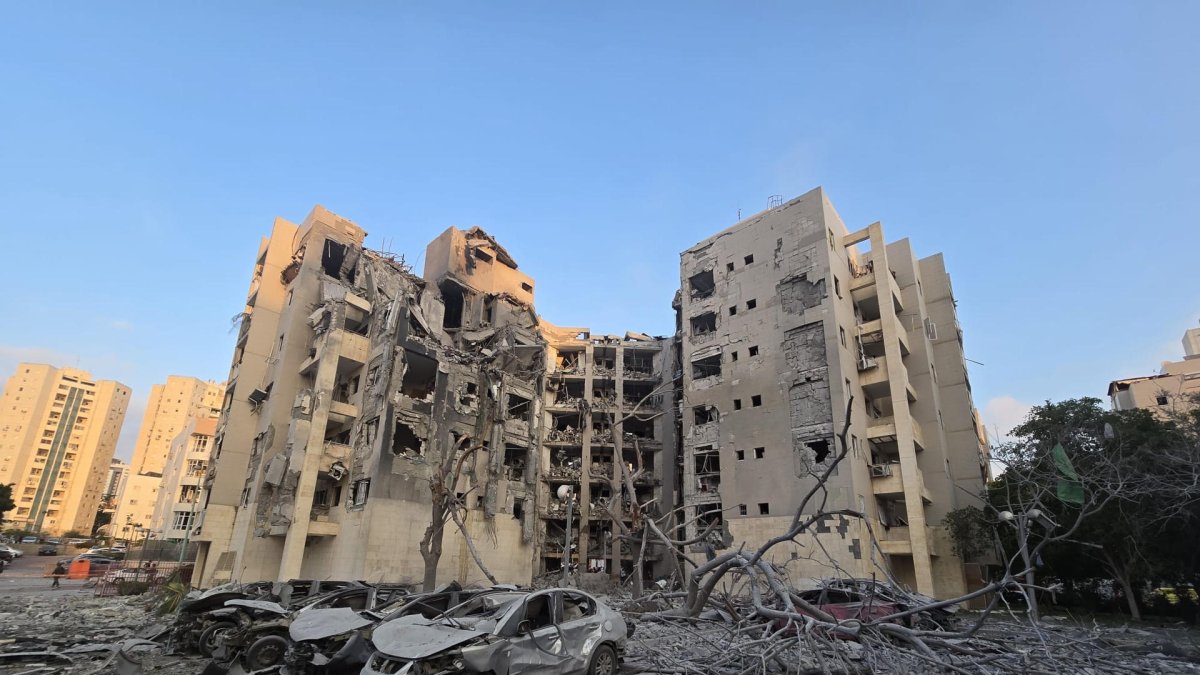 Fotografía cedida por el Servicio de Bomberos y Rescate de Israel donde se observa los daños en una zona por el ataque de un misil iraní.