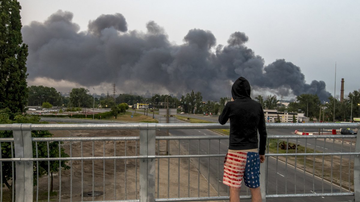 Una persona observa las nubes de humo que se elevan sobre la capital ucraniana tras un ataque nocturno en Kiev, Ucrania, el 10 de junio de 2025.