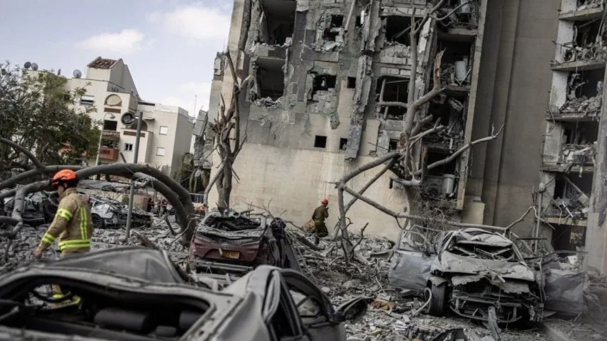 En Beersheba, sur de Israel, buscan víctimas entre los escombros de un edificio impactado por un misil iraní el 24 de junio de 2025.