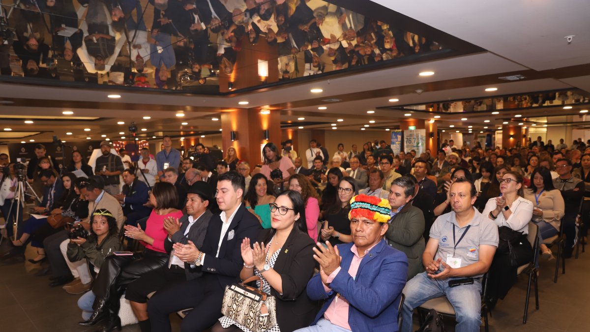 Visitantes disfrutan de catas y exhibiciones en el Salón del Chocolate, evento que impulsa al cacao, chocolate y café ecuatorianos como productos estrella de exportación.