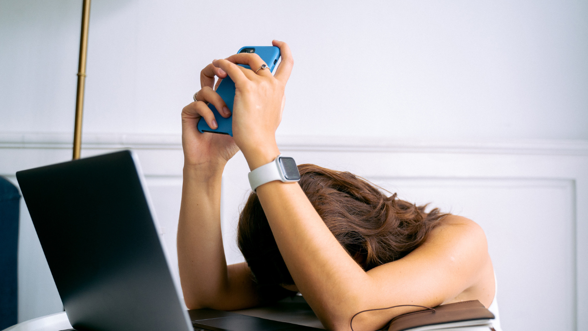 Reconocer las señales tempranas del burnout permite actuar a tiempo y proteger la salud mental y emocional