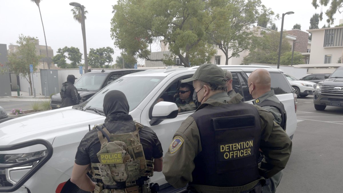 Agentes de la Unidad Táctica de la Patrulla Fronteriza y otros agentes de detención que se preparan para salir a un operativo en Whittier, California, (EE.UU.).