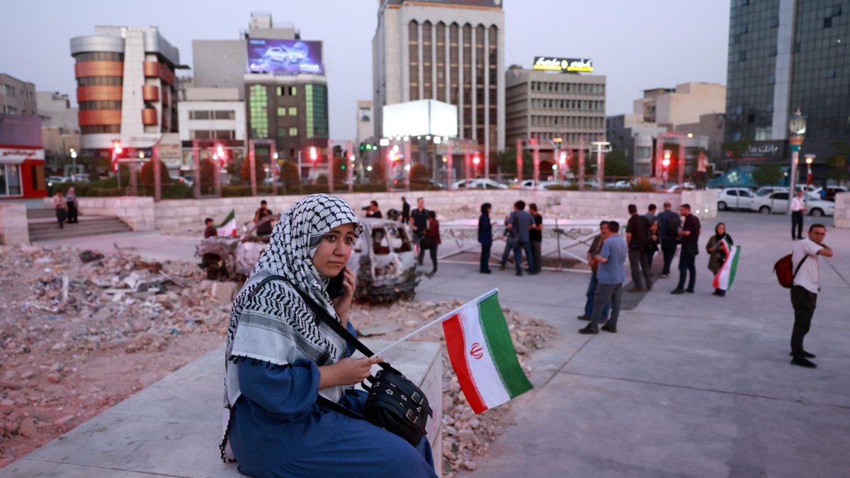 Fotografía de personas en la plaza Hafte-Tir en Teherán, Irán.