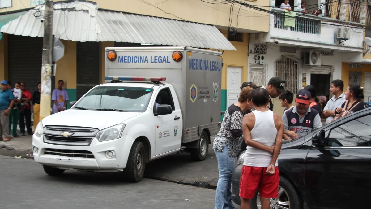 Asesinan a un hombre con 11 impactos de bala en el sur Guayaquil.