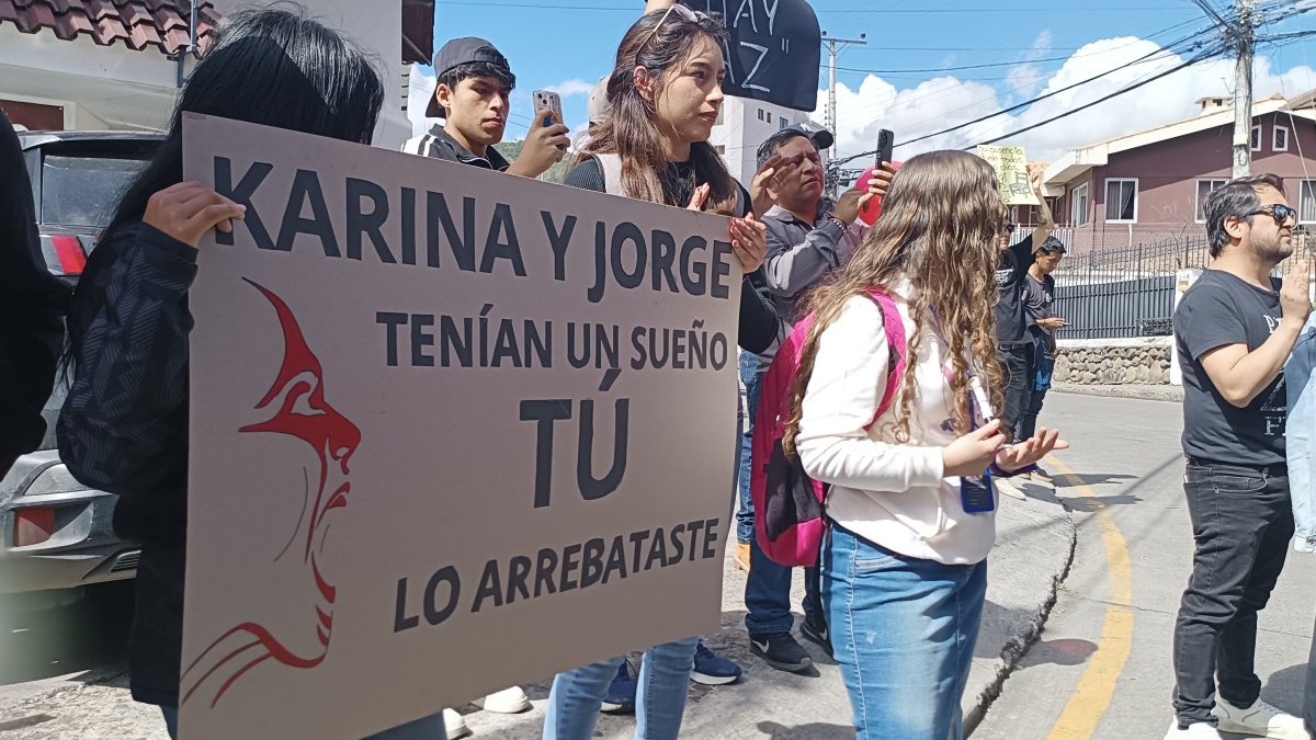 Estudiantes de la UNAE marcharon por las calles de Cuenca para exigir justicia por sus compañeros Karina Chima y Jorge Berrezueta, vítimas de un siniestro de tránsito.