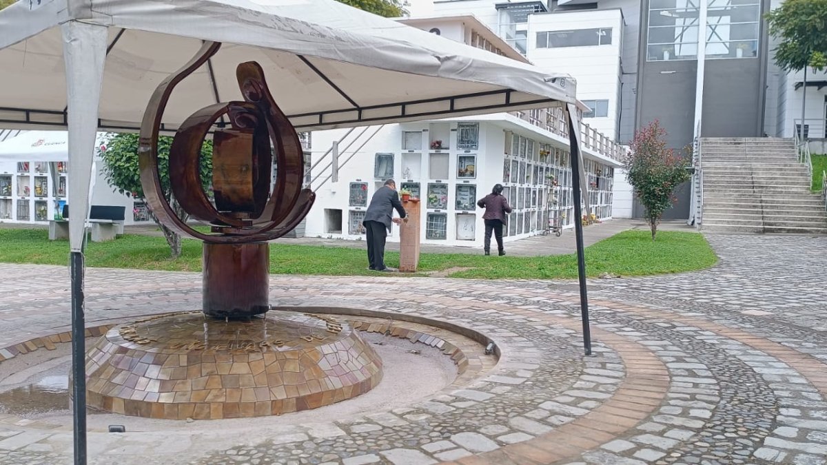 Memorial en honor de las mujeres víctimas de femicidio será develado en el cementerio de Cuenca.