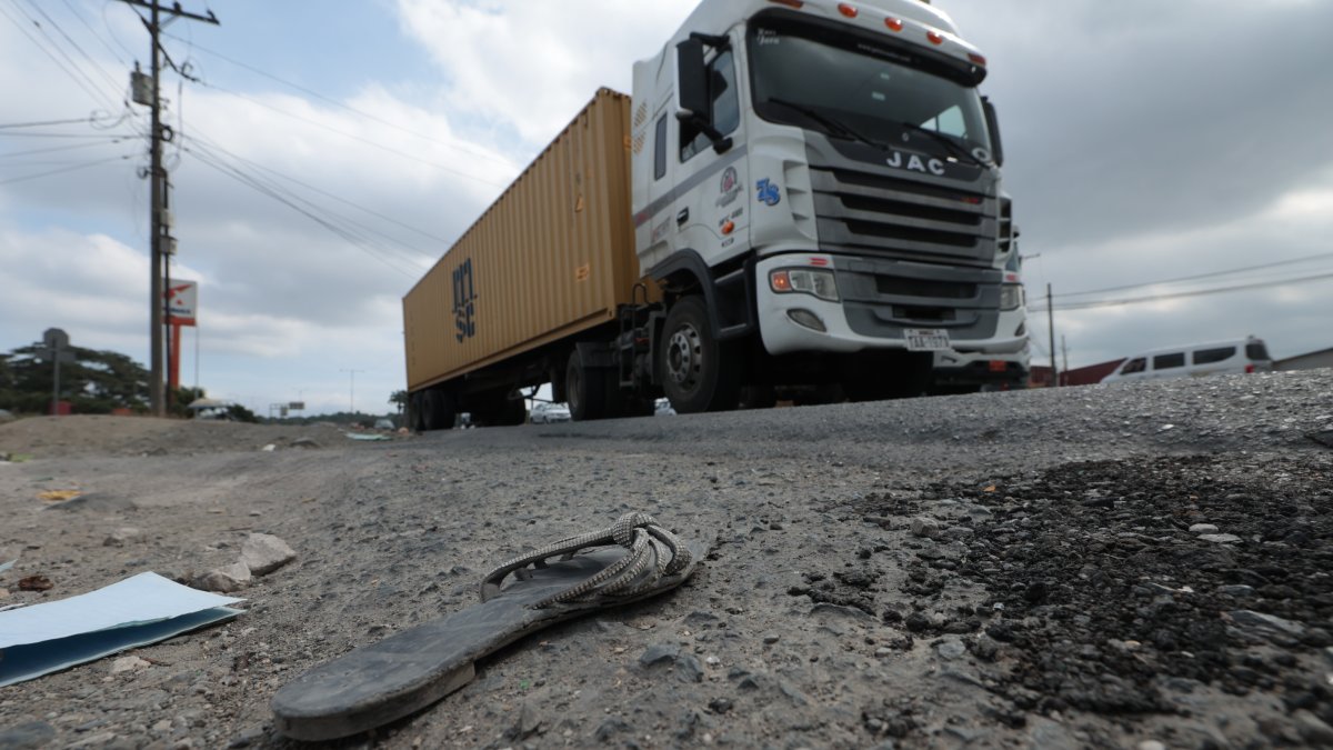 En este punto de la vía Perimetral falleció la mujer a quien le cayó encima el contenedor, el 24 de junio de 2025.
