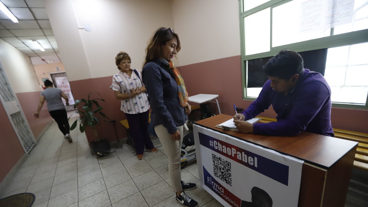 En el centro de Quito hay un punto para recoger las firmas. Jéssica y Carmen apoyan el proceso.