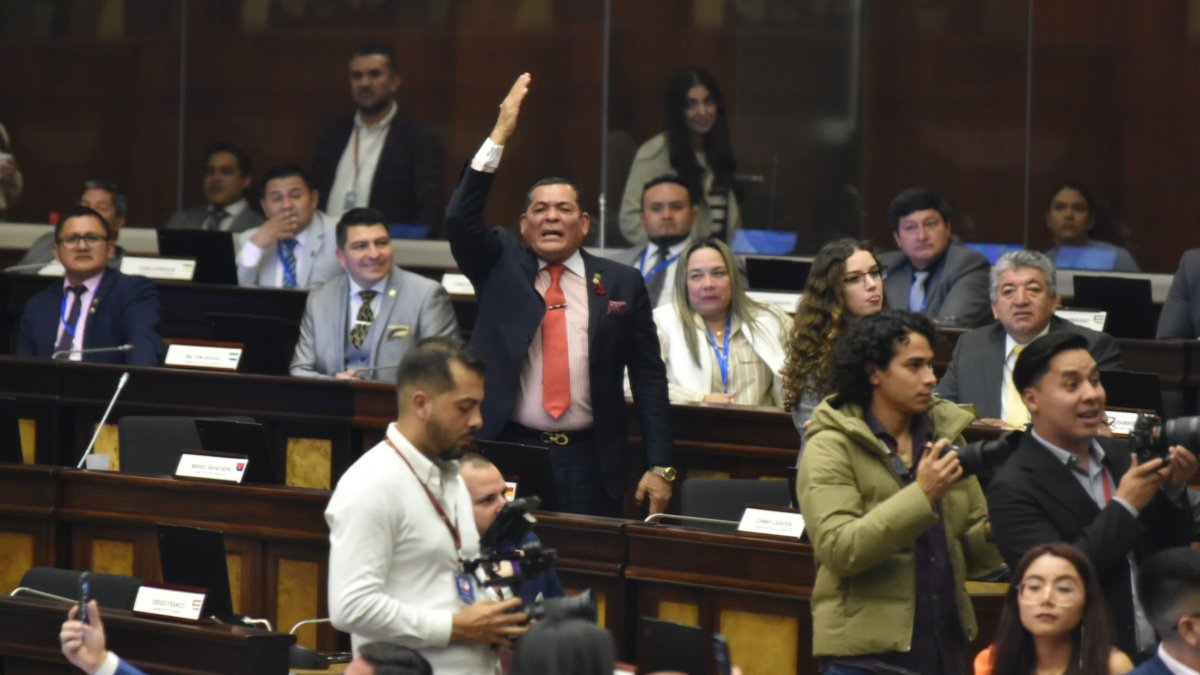 Debate en la Asamblea Nacional durante la aprobación de la Ley de Integridad Pública en Ecuador.