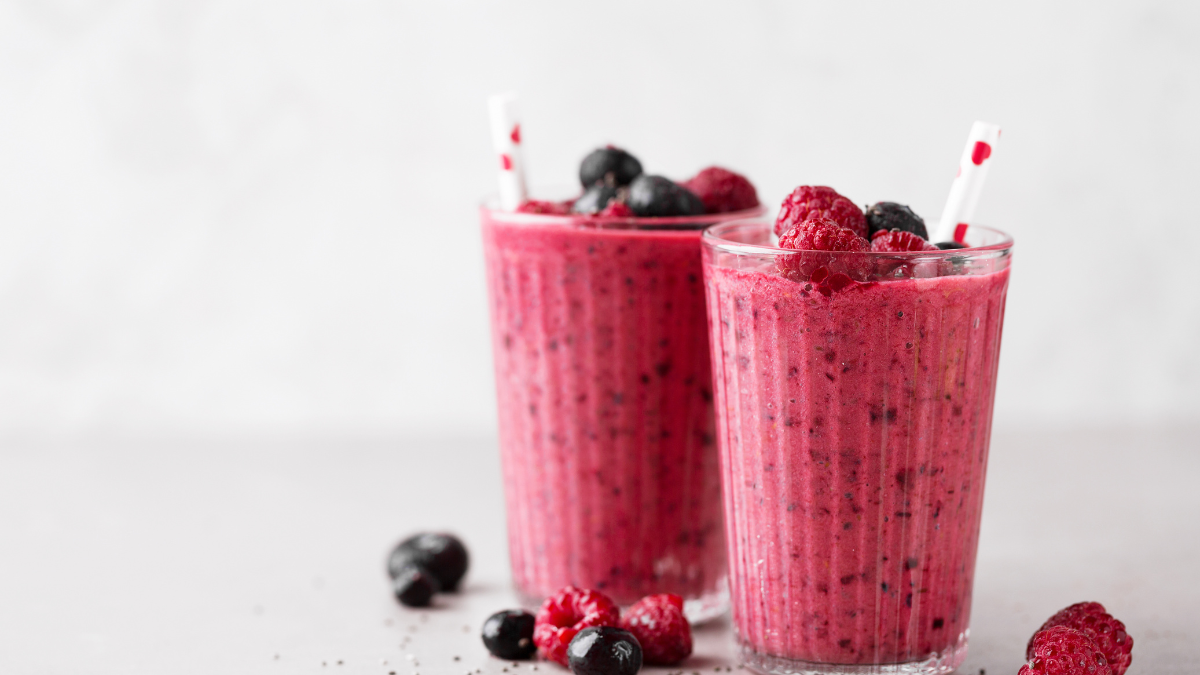 Un batido antioxidante con frutos rojos, espinaca y chía: ideal para fortalecer huesos y mejorar la memoria.