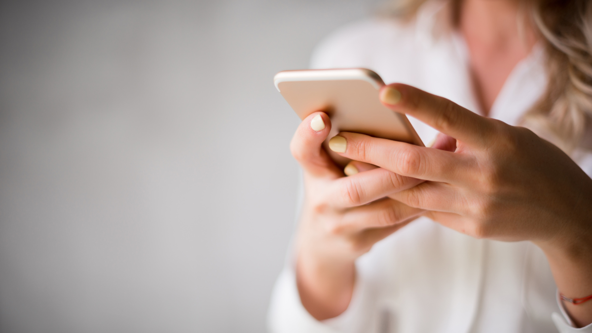 Un celular intervenido puede mostrar fallas inesperadas mientras los delincuentes vacían tu cuenta sin que lo sepas.