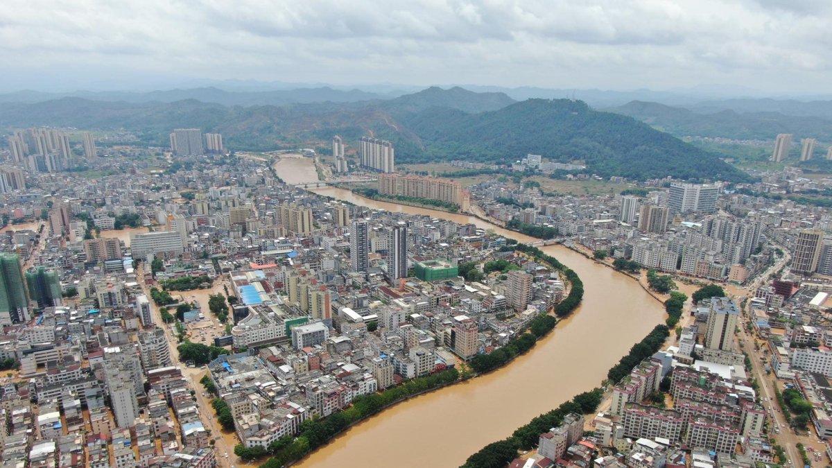 Una fotografía aérea muestra edificios inundados en el suroeste de China.