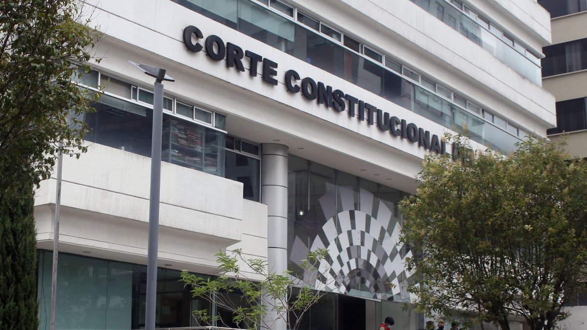 Expertos señalan que la Corte Constitucional no podría actuar de oficio, pero sí activarse por una demanda de inconstitucionalidad.