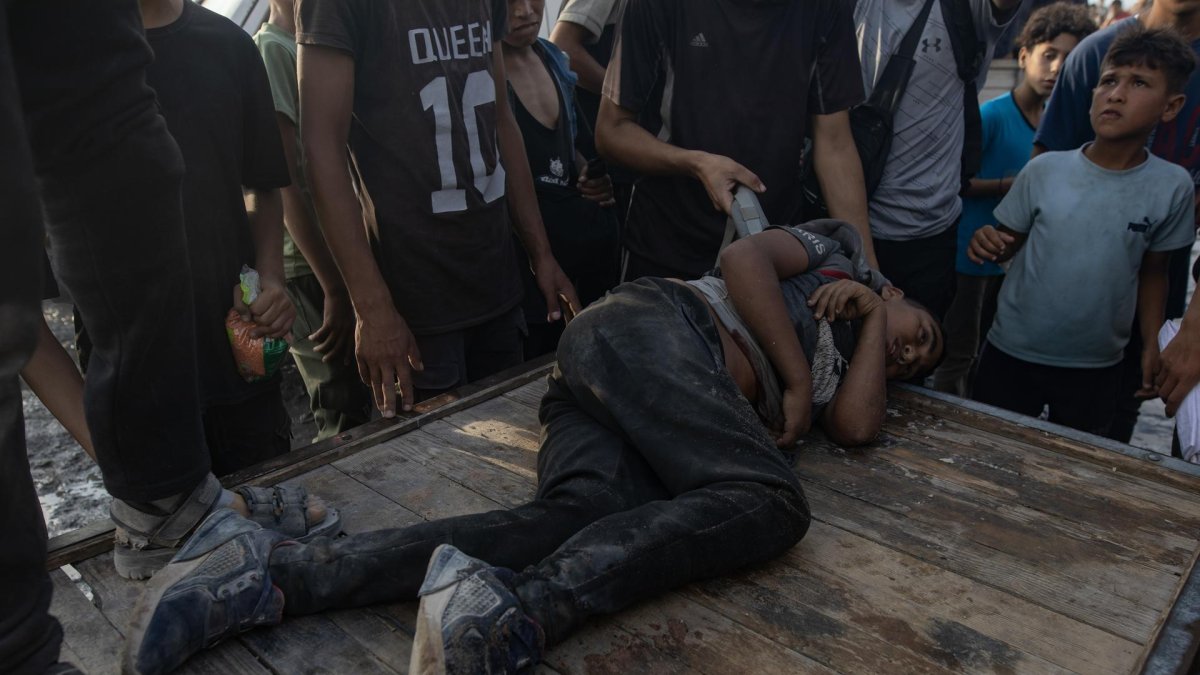 Palestinos ayudan a un herido por el fuego del ejército israelí mientras intentaban recoger paquetes de comida, en la Franja de Gaza.