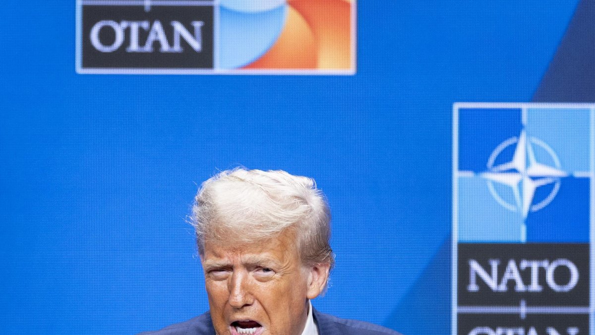 El presidente de Estados Unidos, Donald Trump, participa en una rueda de prensa en la cumbre de la OTAN en La Haya.