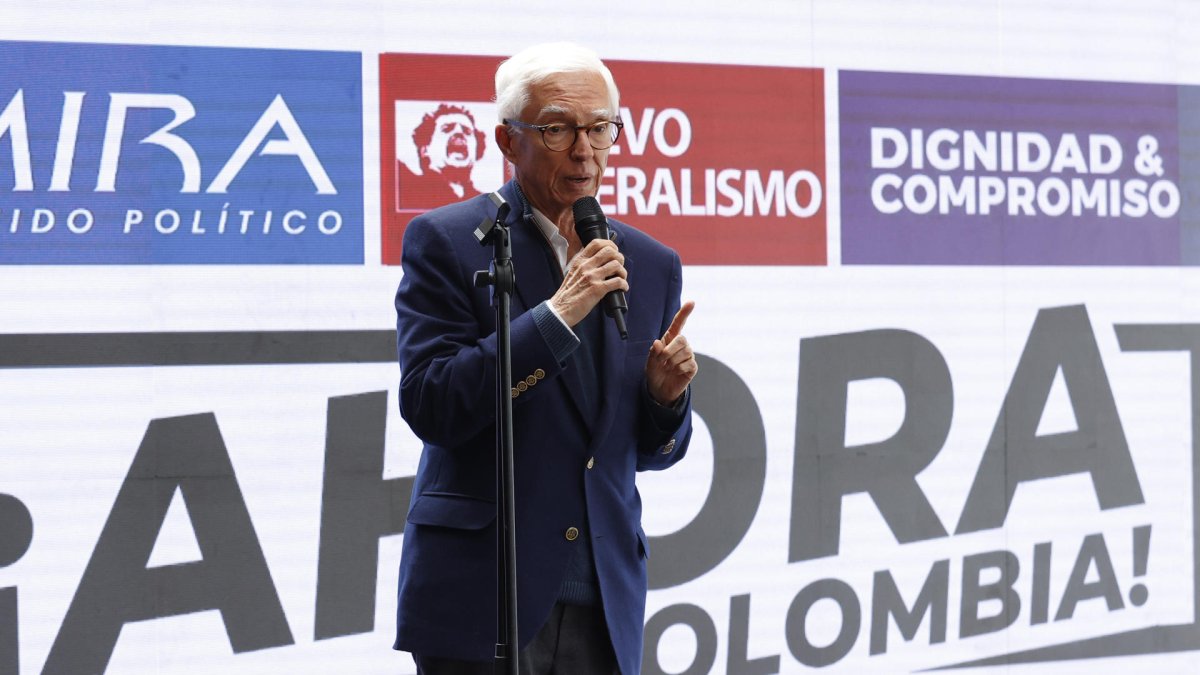 El exsenador colombiano Jorge Enrique Robledo habla durante una rueda de prensa este martes 24 de junio de 2025, en Bogotá (Colombia).