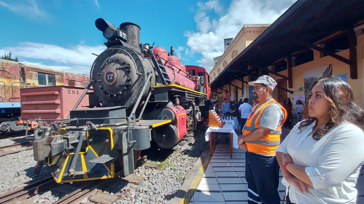 Los visitantes a la feria aprovecharon para tomarse fotos con el ferrocarril en Chimbacalle.