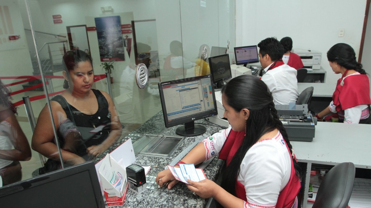 Actualmente, las cooperativas del país están bajo el control de la Superintendencia de Economía Popular y Solidaria (SEPS). A nivel nacional existen cerca de 400