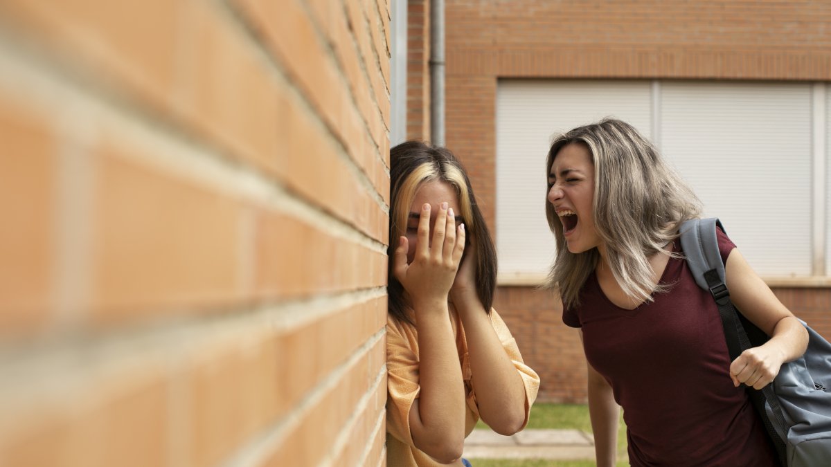 Referencial. Dos estudiantes protagonizaron una agresión que fue presenciada por otros compañeros y difundida ampliamente en redes sociales.