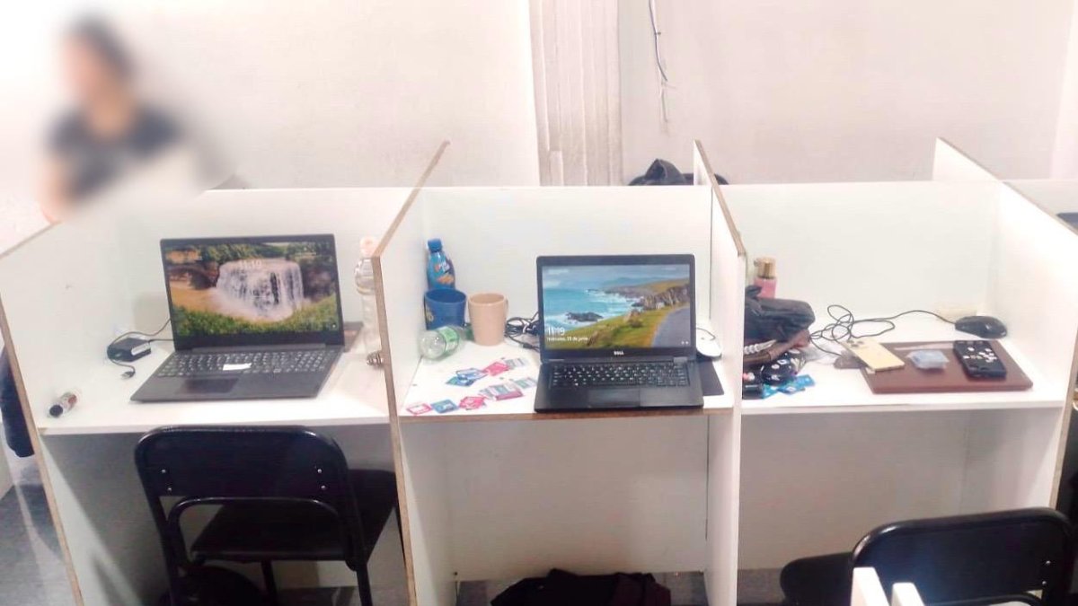 La Policía levantó evidencia tecnológica relacionada con extorsiones digitales en una empresa ubicada al norte de Quito.