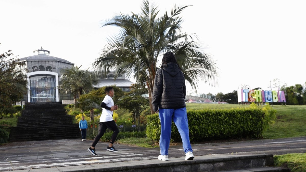 En dos videos se registró el brutal ataque a una estudiante de colegio en el Itchimbía, un parque del centro de Quito.
