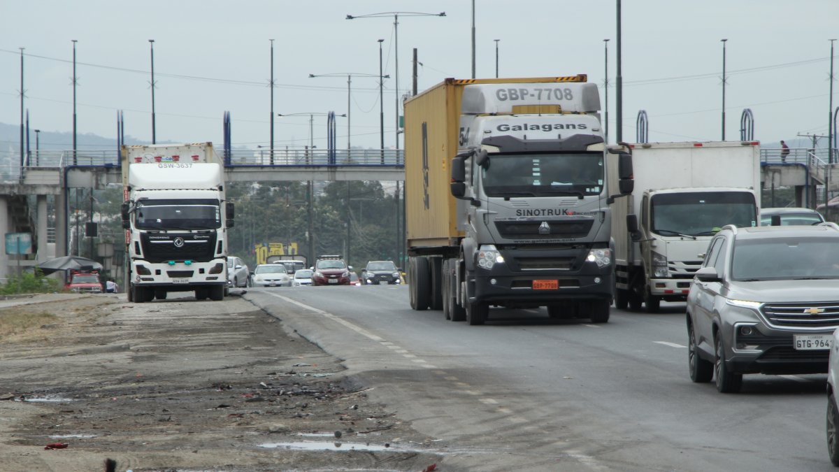La Perimetral es una vía transitada por miles de vehículos motorizados, sobre todo pesados, pero la infraestructura peatonal es deficiente o inexistente para garantizar la seguridad vial.