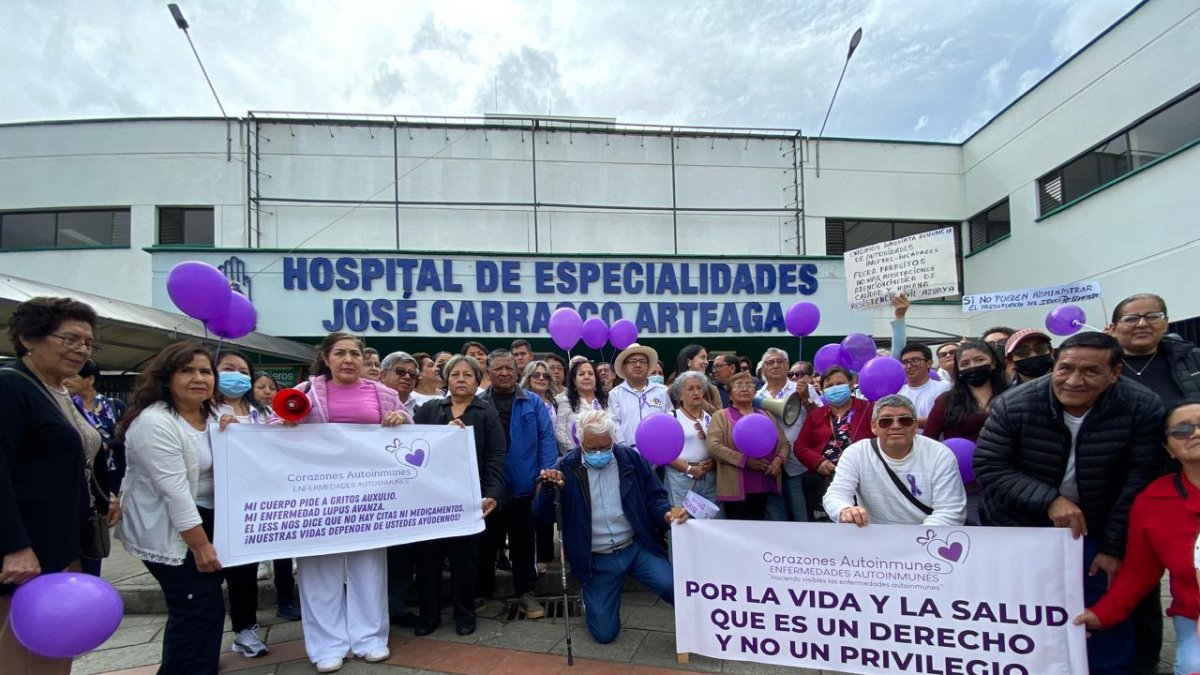 Los pacientes con enfermedades autoinmunes protestaron en los exteriores del Hospital José Carrasco Arteaga de Cuenca por la falta de medicinas.