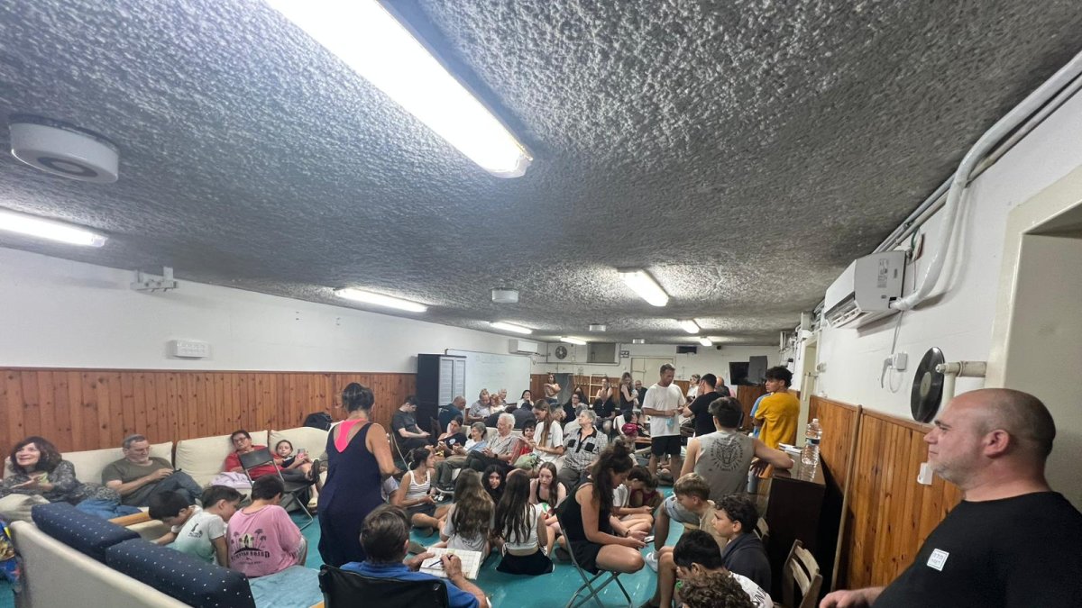 Refugio. En cada barrio o edificio hay búnkeres colectivos donde los ciudadanos se protegen de las bombas.