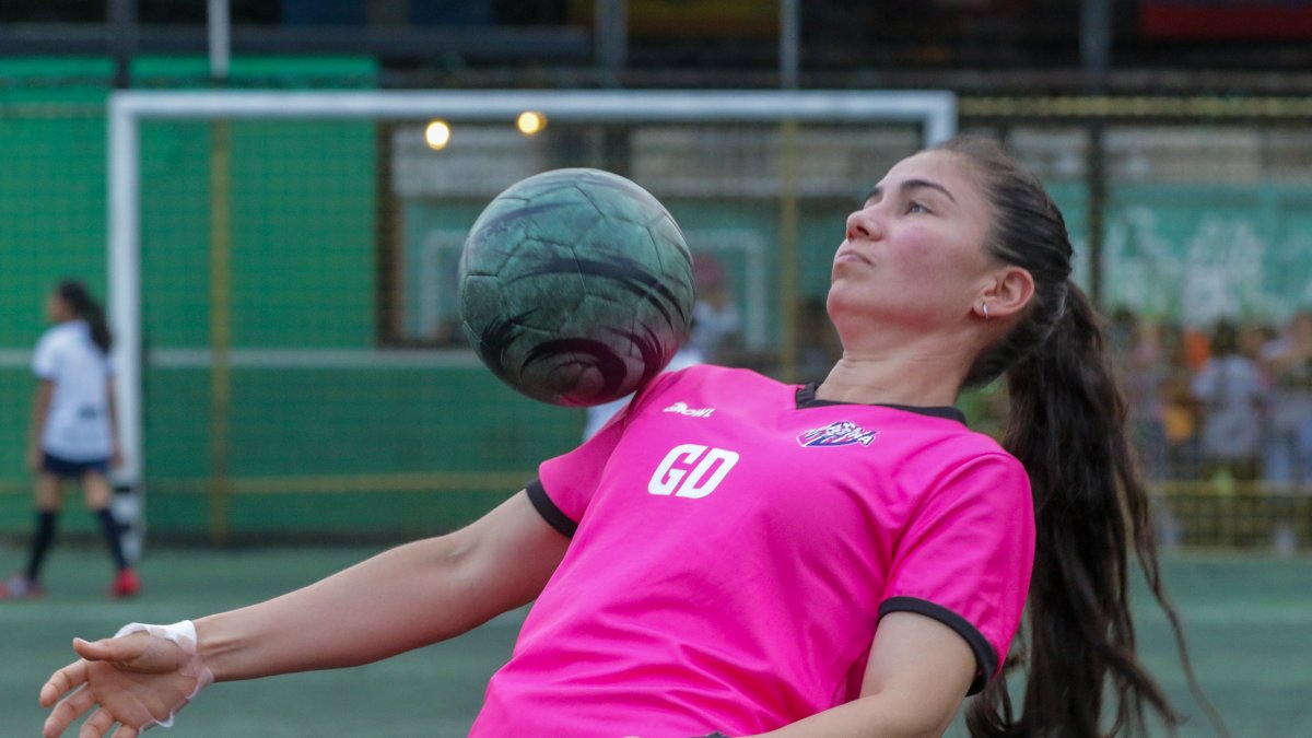 La futbolista Ligia 'Gigi' Moreira, capitana de la selección de Ecuador y recientemente fichada por el Villarreal español, controlando un balón durante un entrenamiento en Guayaquil.