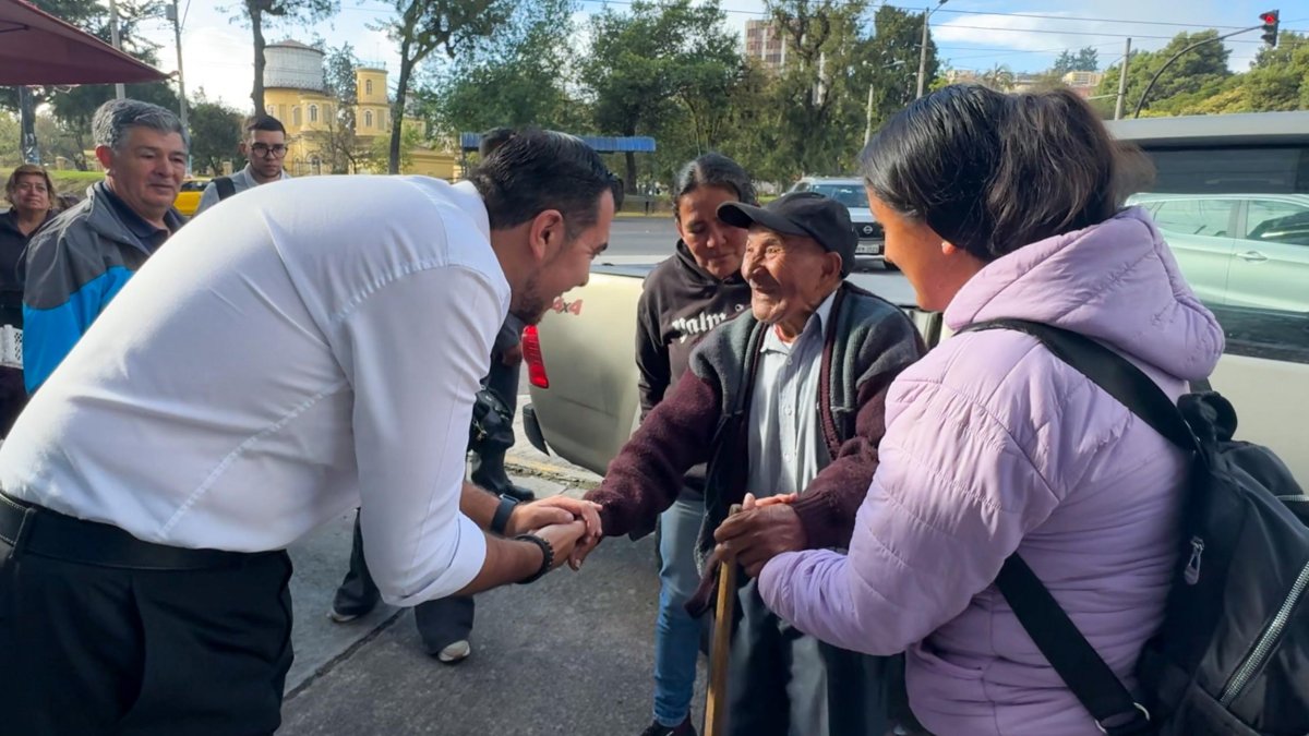 Manuelito, 'el policía de barrio', recibirá bono por perder su casa en Tumbaco, tras incendio.