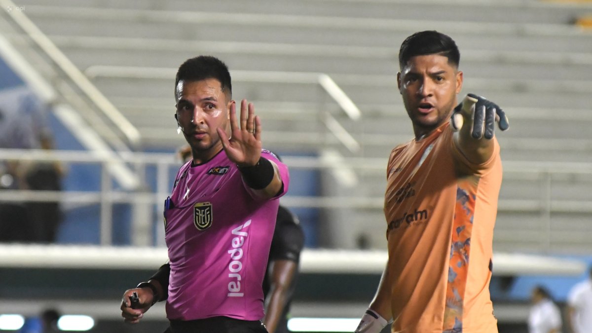 El árbitro Kleber Aroca (i) fue criticado por el presidente de Manta, Jaime Estrada, por no pitarle un penal ante Orense