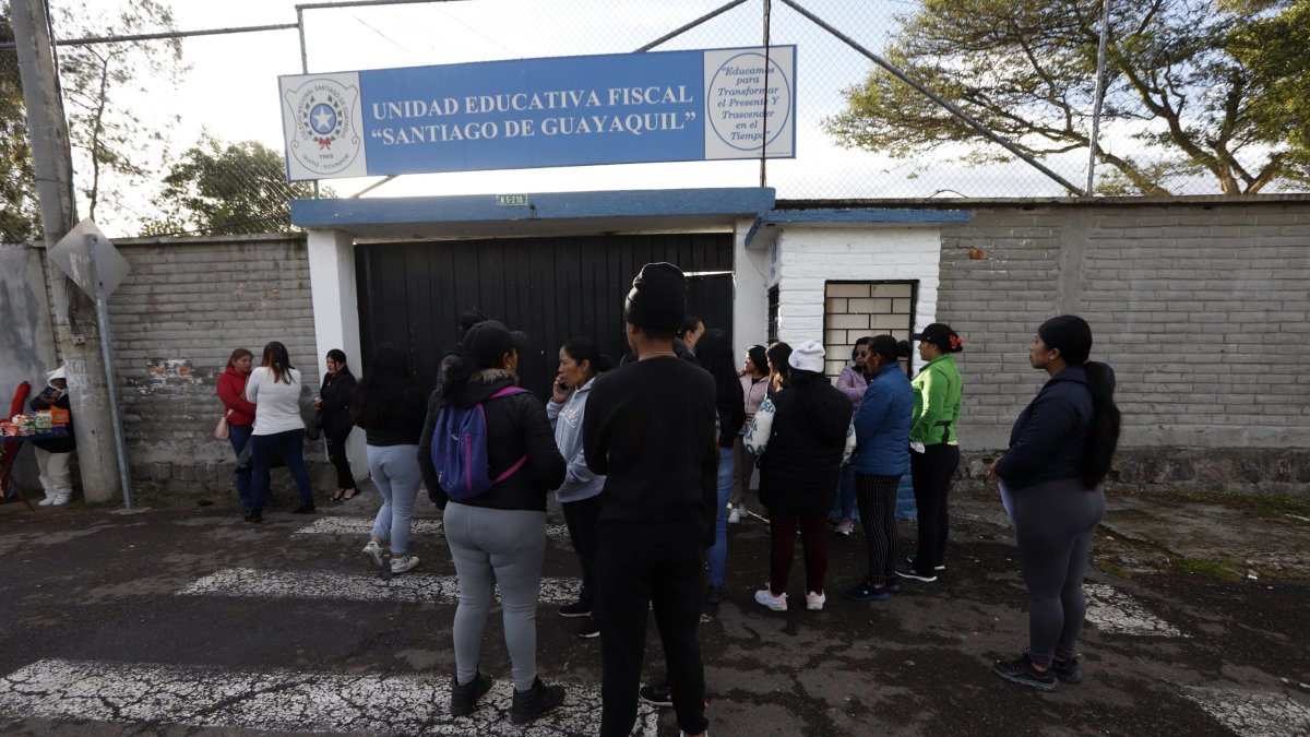 Padres de familia llegaron a los exteriores del colegio preocupados por la agresión a una estudiante.