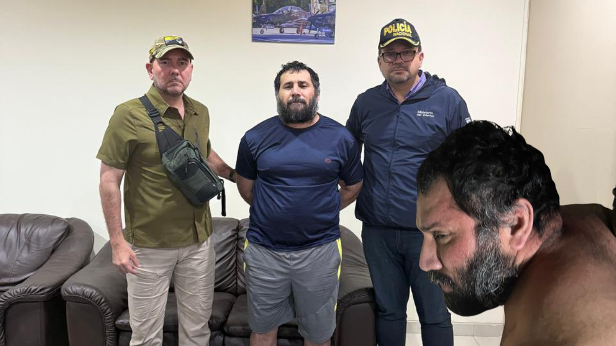 Tras más de 10 horas de operación de inteligencia militar, el Bloque de Seguridad logró capturar al criminal más buscado del país. En la foto Fito con los ministros de Defensa e Interior.