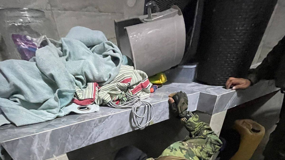 Uno de los militares entra al búnker donde estaba escondido José Adolfo Macías Villamar.