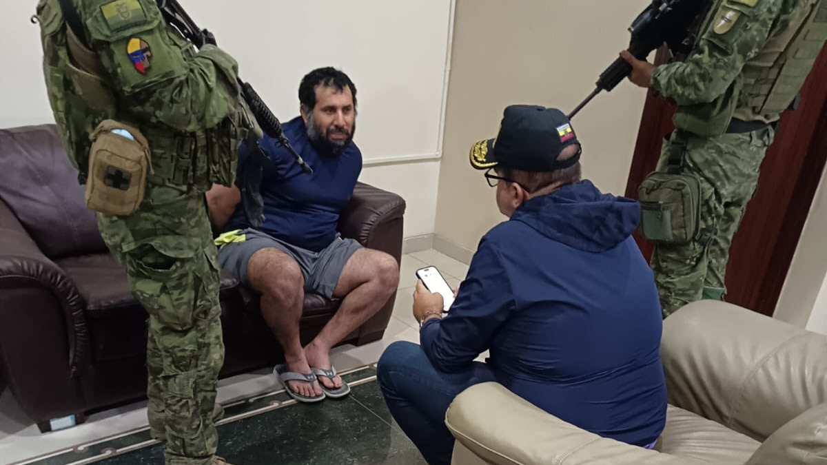 Alias Fito fue encontrado oculto en un búnker bajo una casa en la costa ecuatoriana.