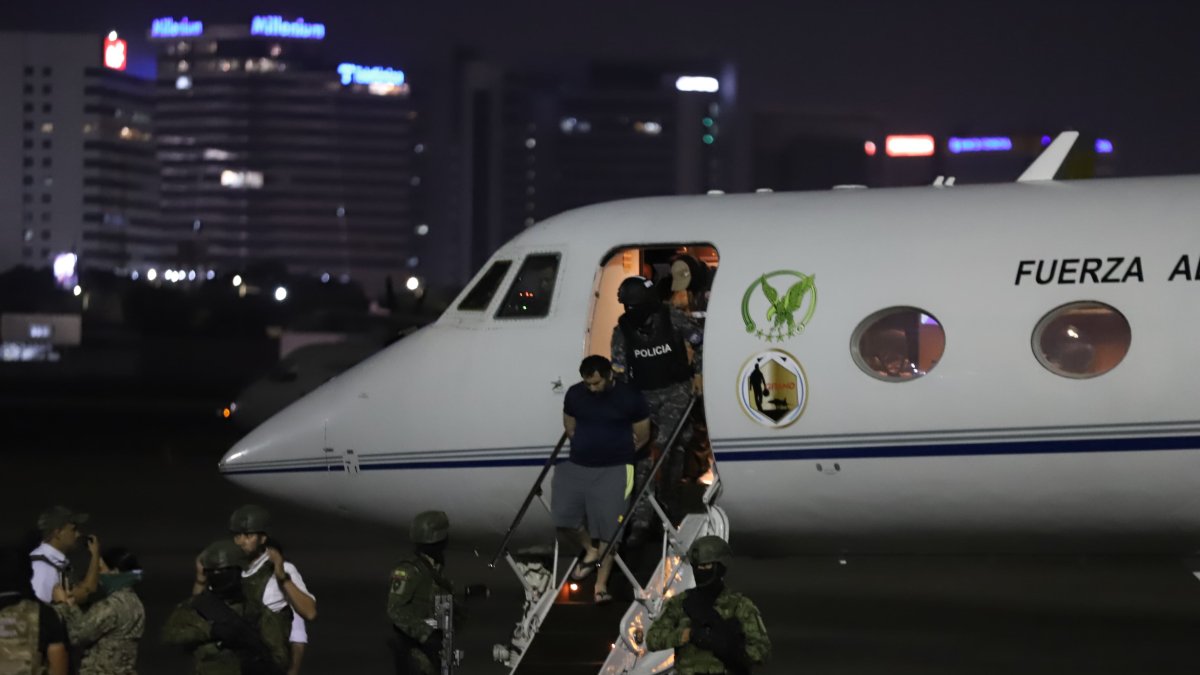 José Adolfo Macías Villamar, alias Fito, fue trasladado bajo fuerte custodia militar a la cárcel La Roca.